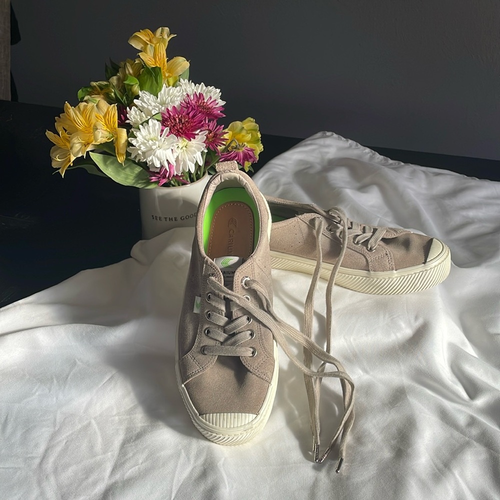 Cariuma Unisex OCA Low Sneakers Men’s 7 Women’s 8.5 Grey Cream Suede Rubber GUC